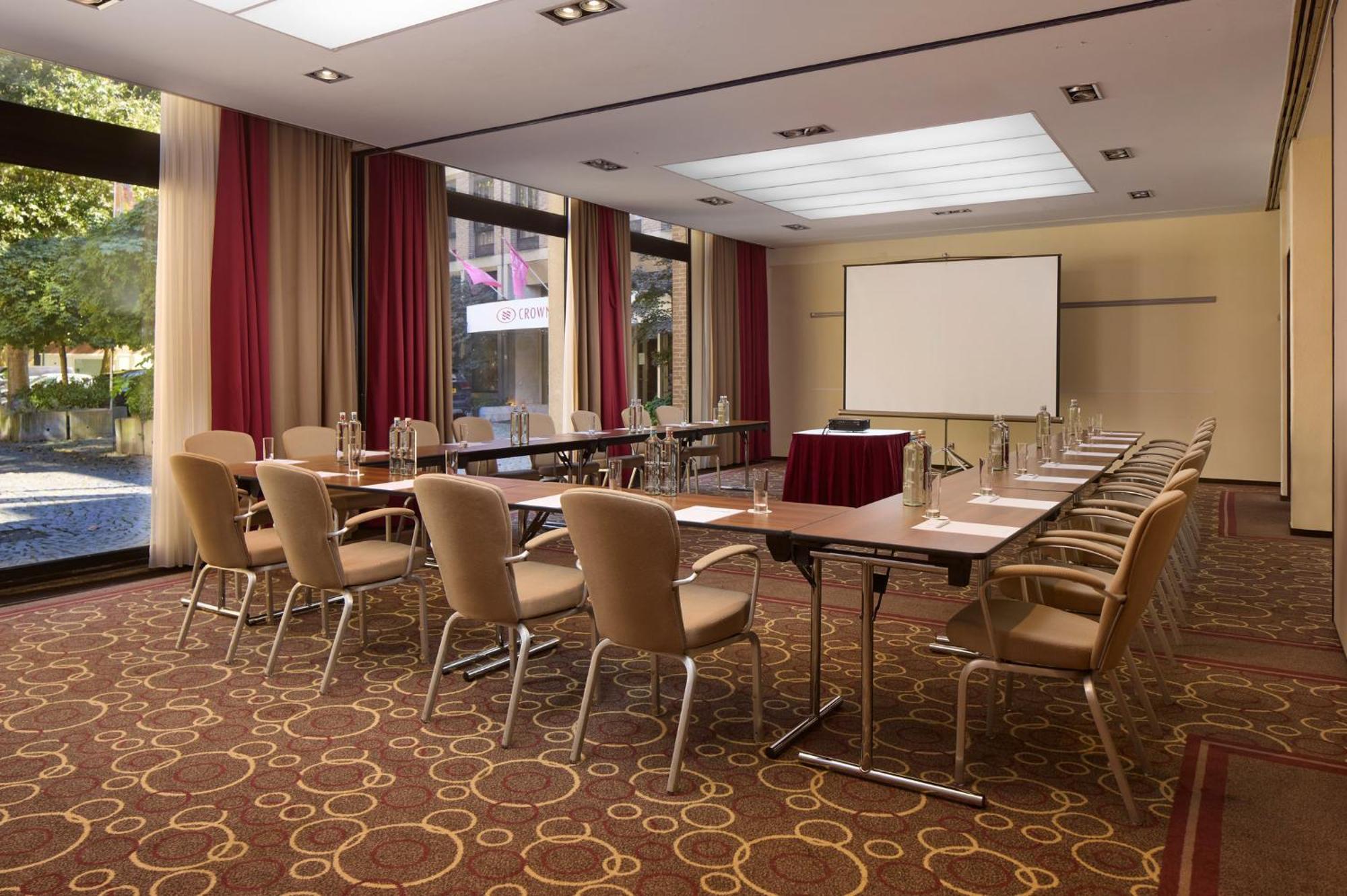 Crowne Plaza By Ihg Hotel 4*